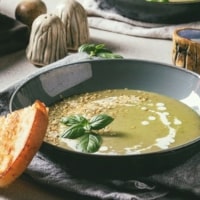 prosty przepis na zupe-krem z jarmuzu z cukinia i kasza jaglana